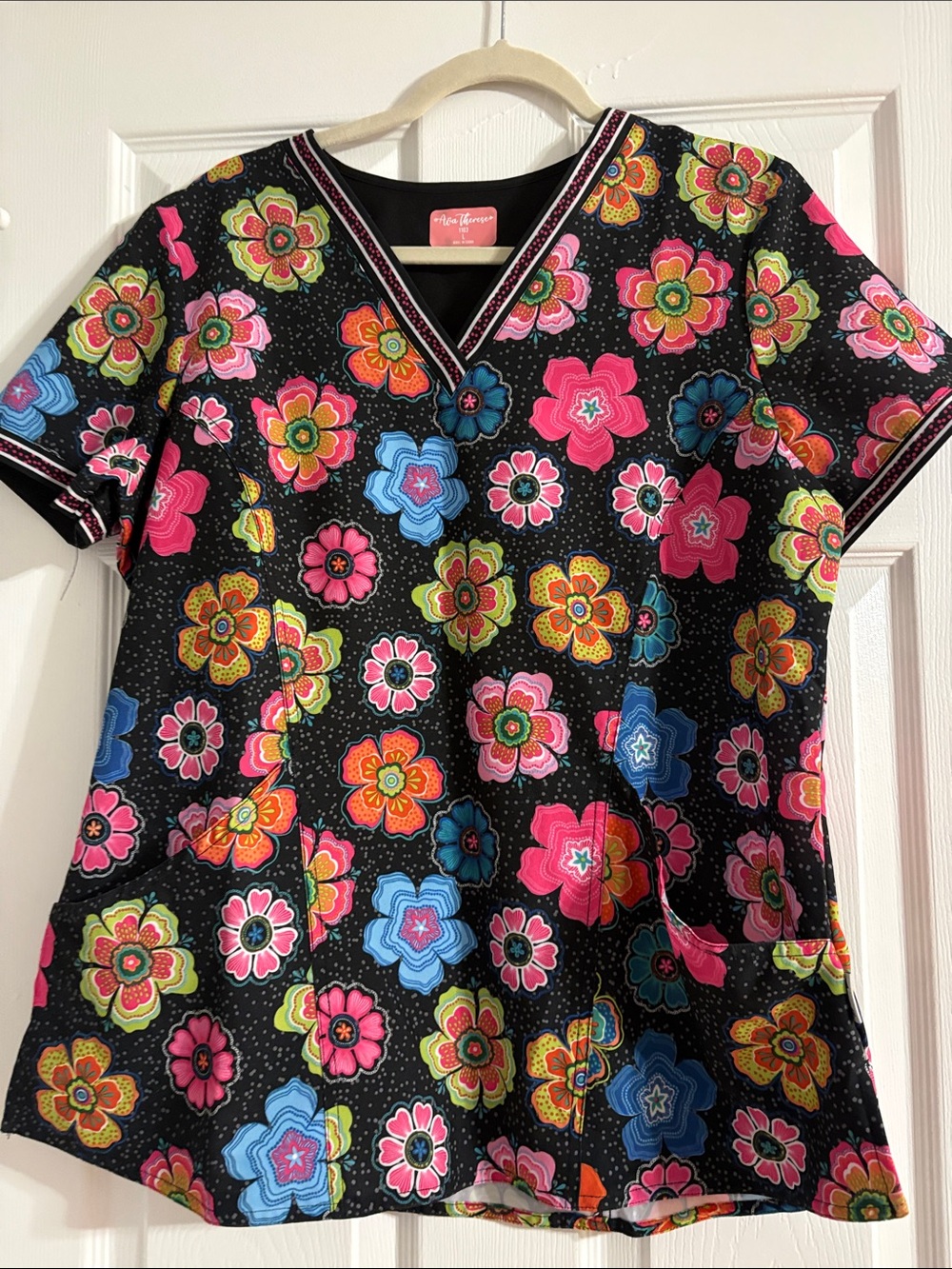 Vera Bradley Black Floral V-Neck Short Sleeve Scrub Top
